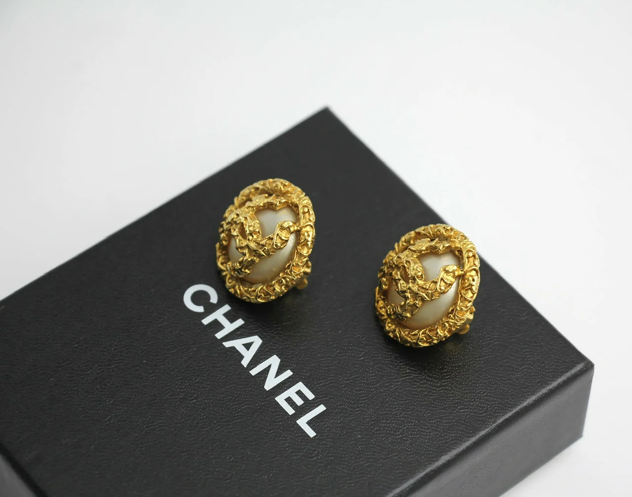 Chanel Vintage 93A White Lava Round Clip-on Earrings - Image 2