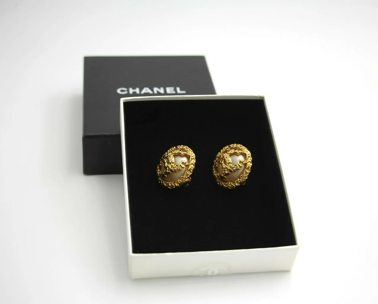 Chanel Vintage 93A White Lava Round Clip-on Earrings - Image 3