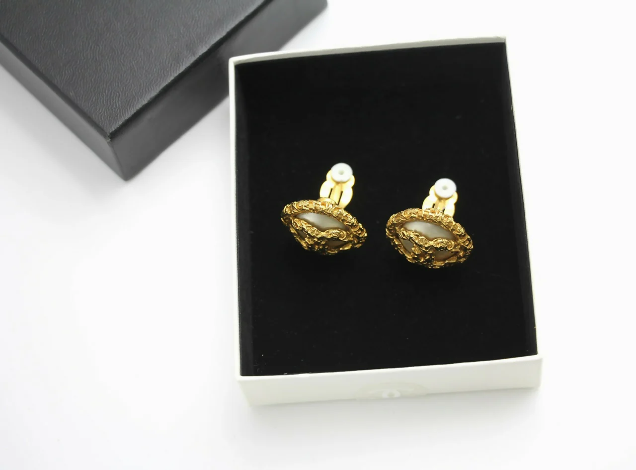 Chanel Vintage 93A White Lava Round Clip-on Earrings - Image 4