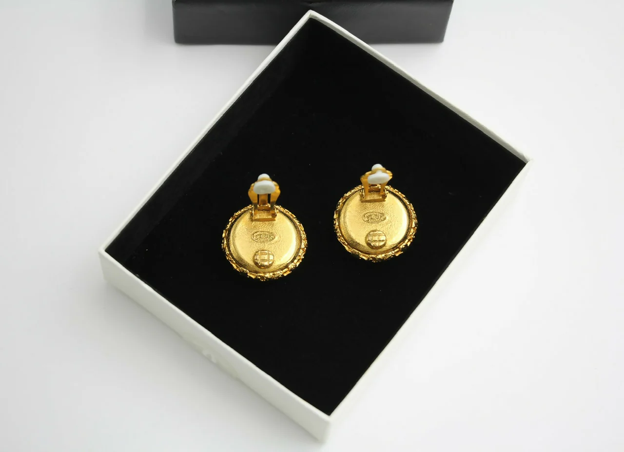 Chanel Vintage 93A White Lava Round Clip-on Earrings - Image 5