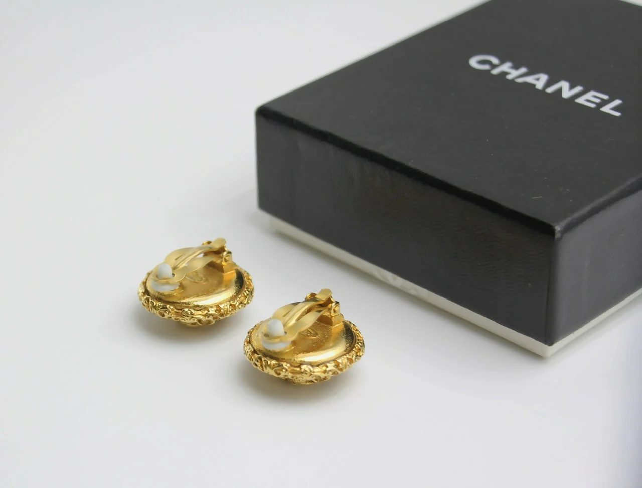 Chanel Vintage 93A White Lava Round Clip-on Earrings - Image 6