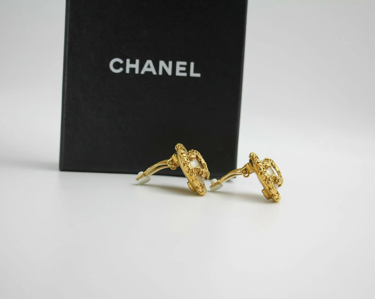 Chanel Vintage 93A White Lava Round Clip-on Earrings - Image 7