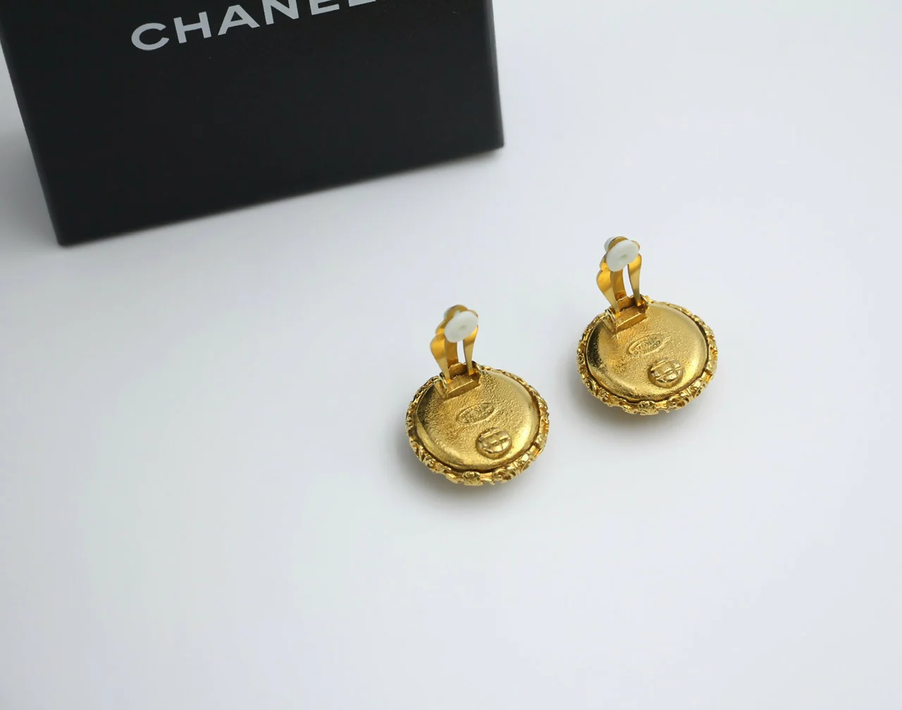 Chanel Vintage 93A White Lava Round Clip-on Earrings - Image 8