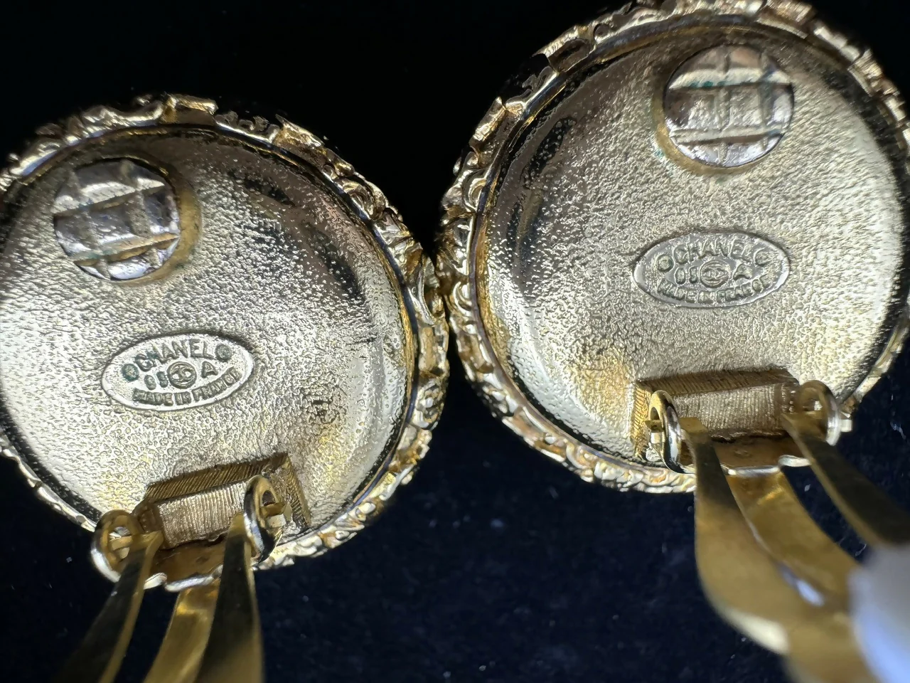 Chanel Vintage 93A White Lava Round Clip-on Earrings - Image 9