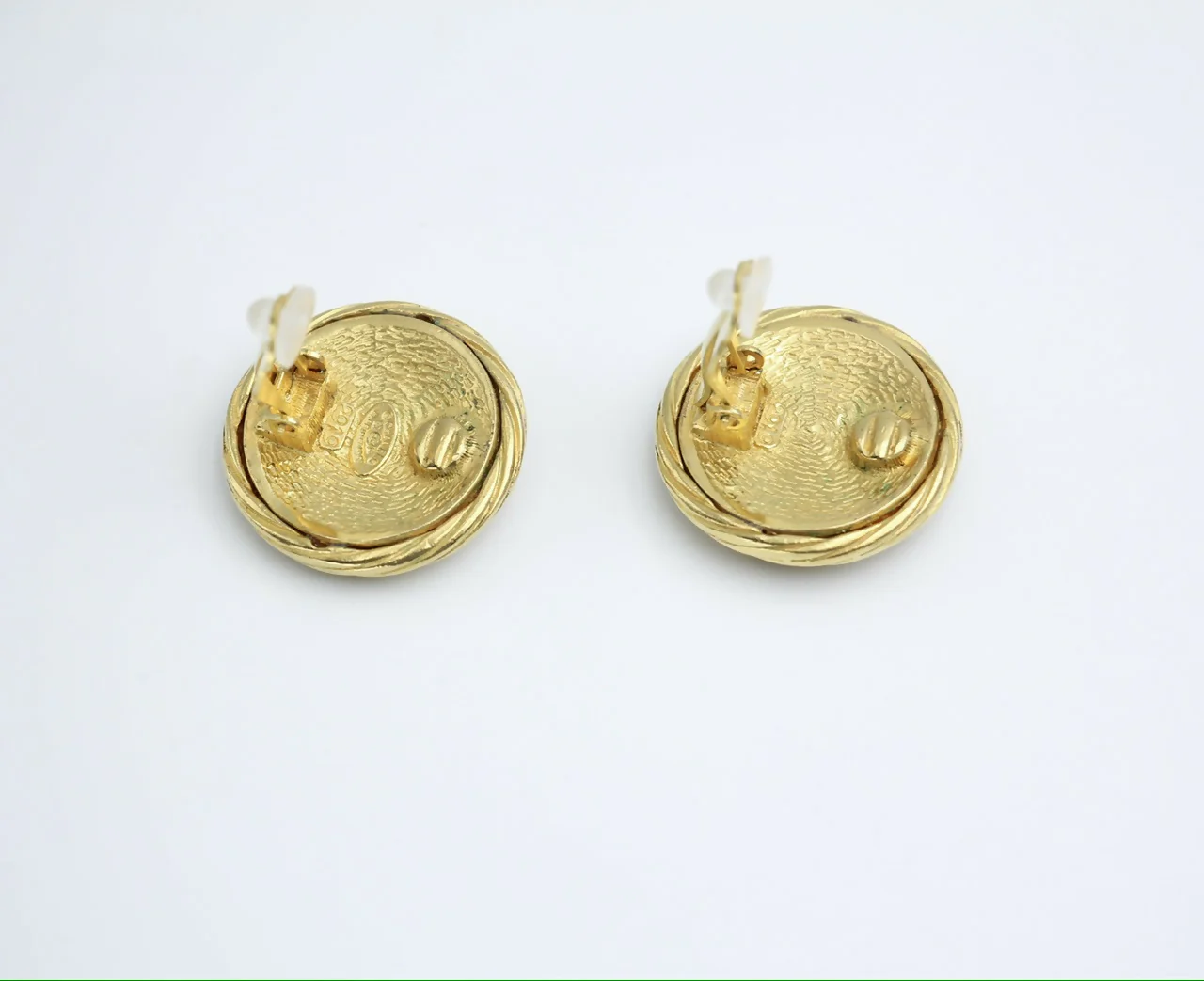 Chanel Vintage 93P Gold Plated Button Gold Clip-on Earrings - Image 5