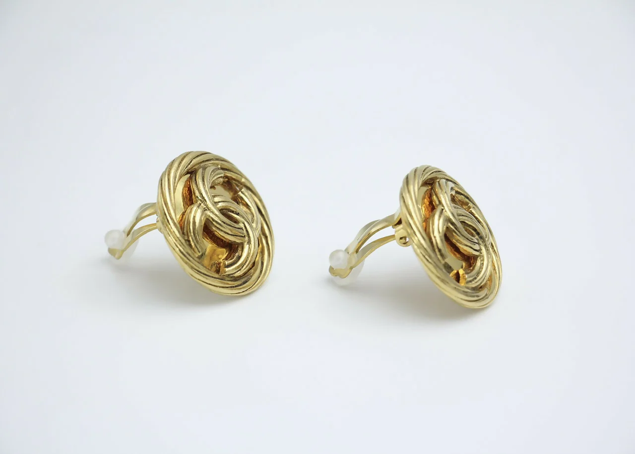 Chanel Vintage 93P Gold Plated Button Gold Clip-on Earrings - Image 6