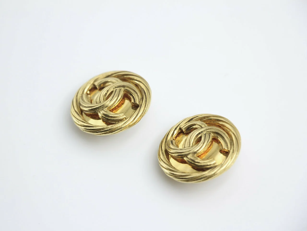 Chanel Vintage 93P Gold Plated Button Gold Clip-on Earrings - Image 8