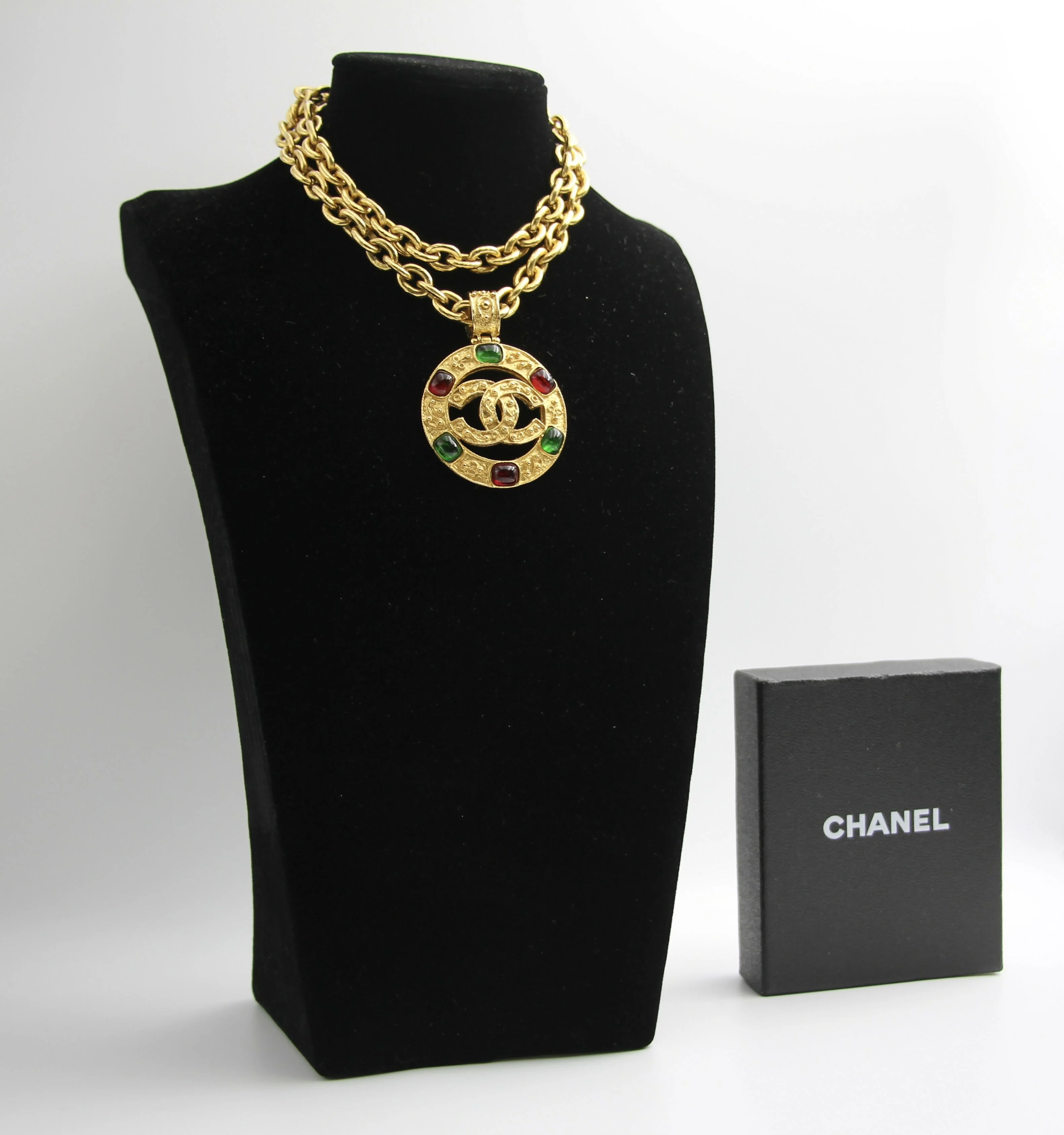 Chanel Vintage 94A Grapevine Gold Plated Medal Long Necklace - Image 3