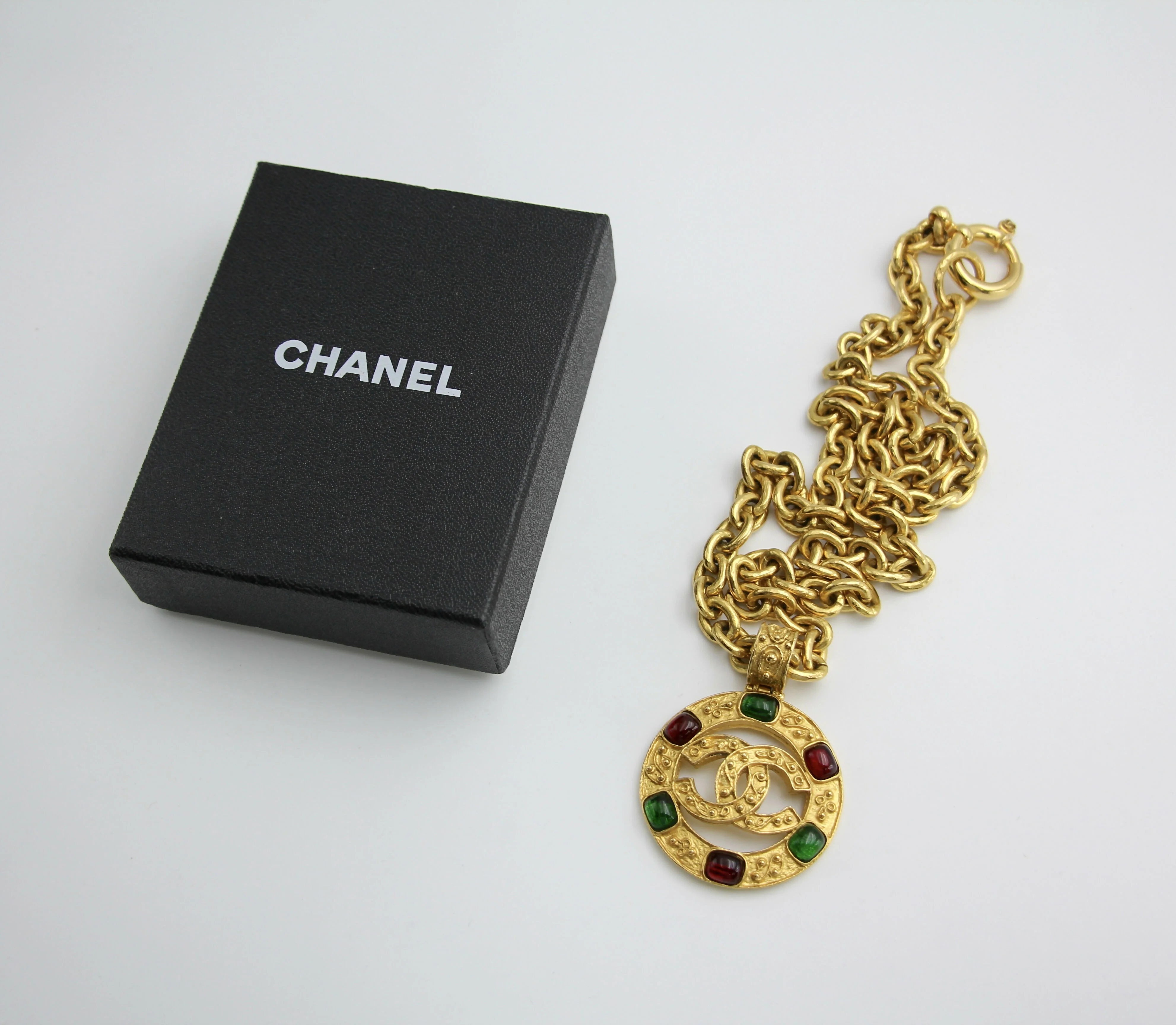 Chanel Vintage 94A Grapevine Gold Plated Medal Long Necklace - Image 4