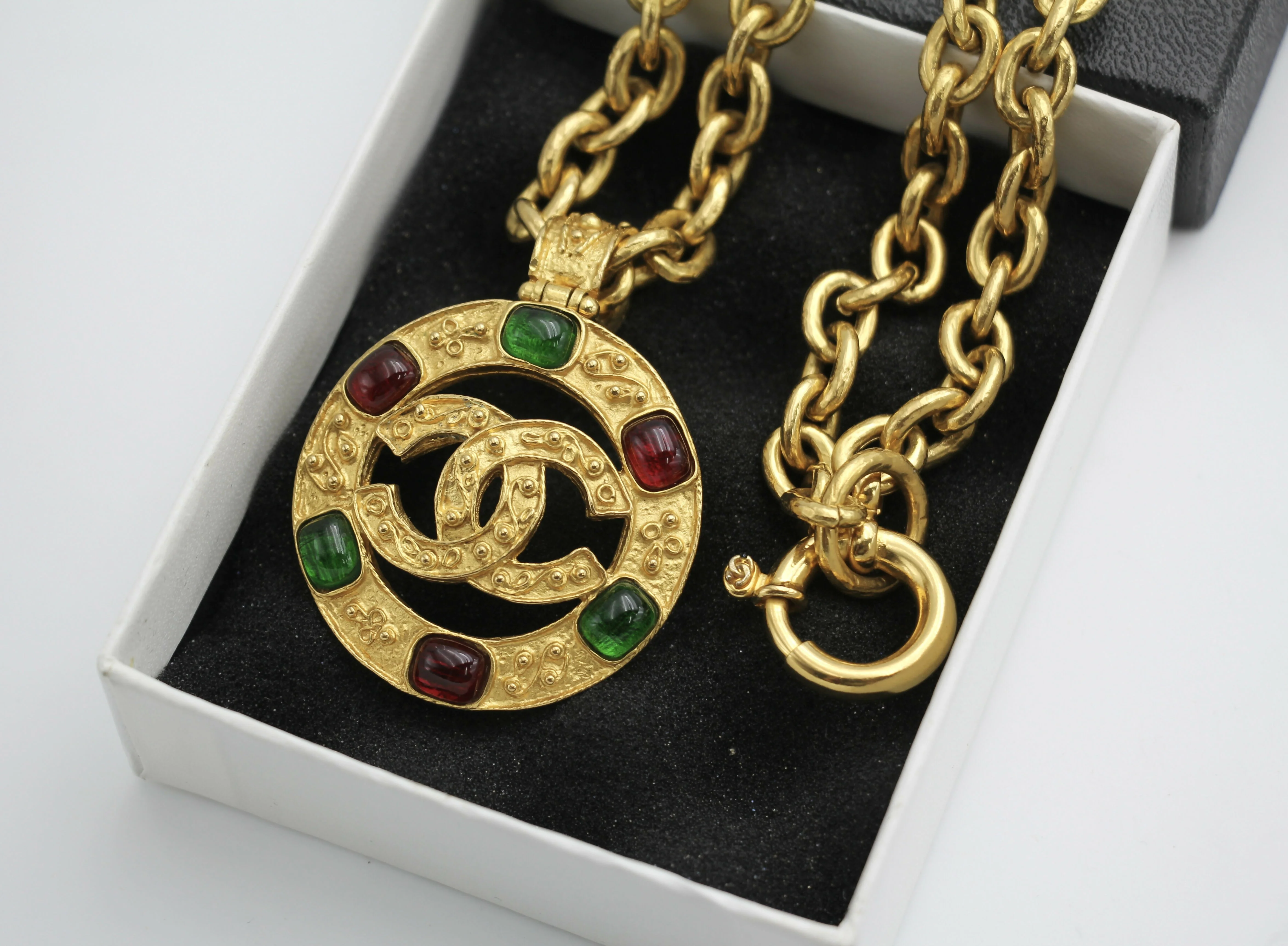 Chanel Vintage 94A Grapevine Gold Plated Medal Long Necklace - Image 5