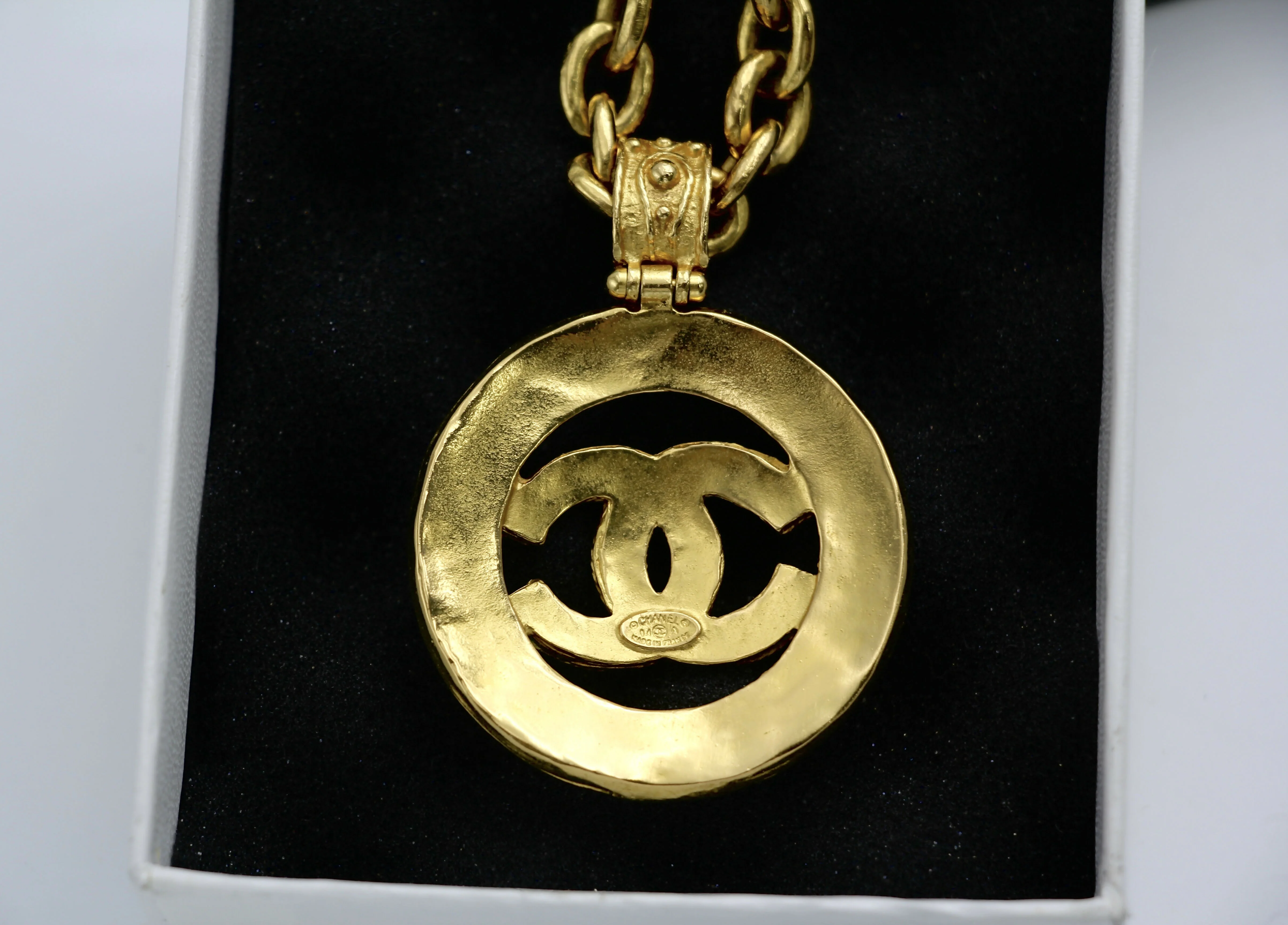 Chanel Vintage 94A Grapevine Gold Plated Medal Long Necklace - Image 6