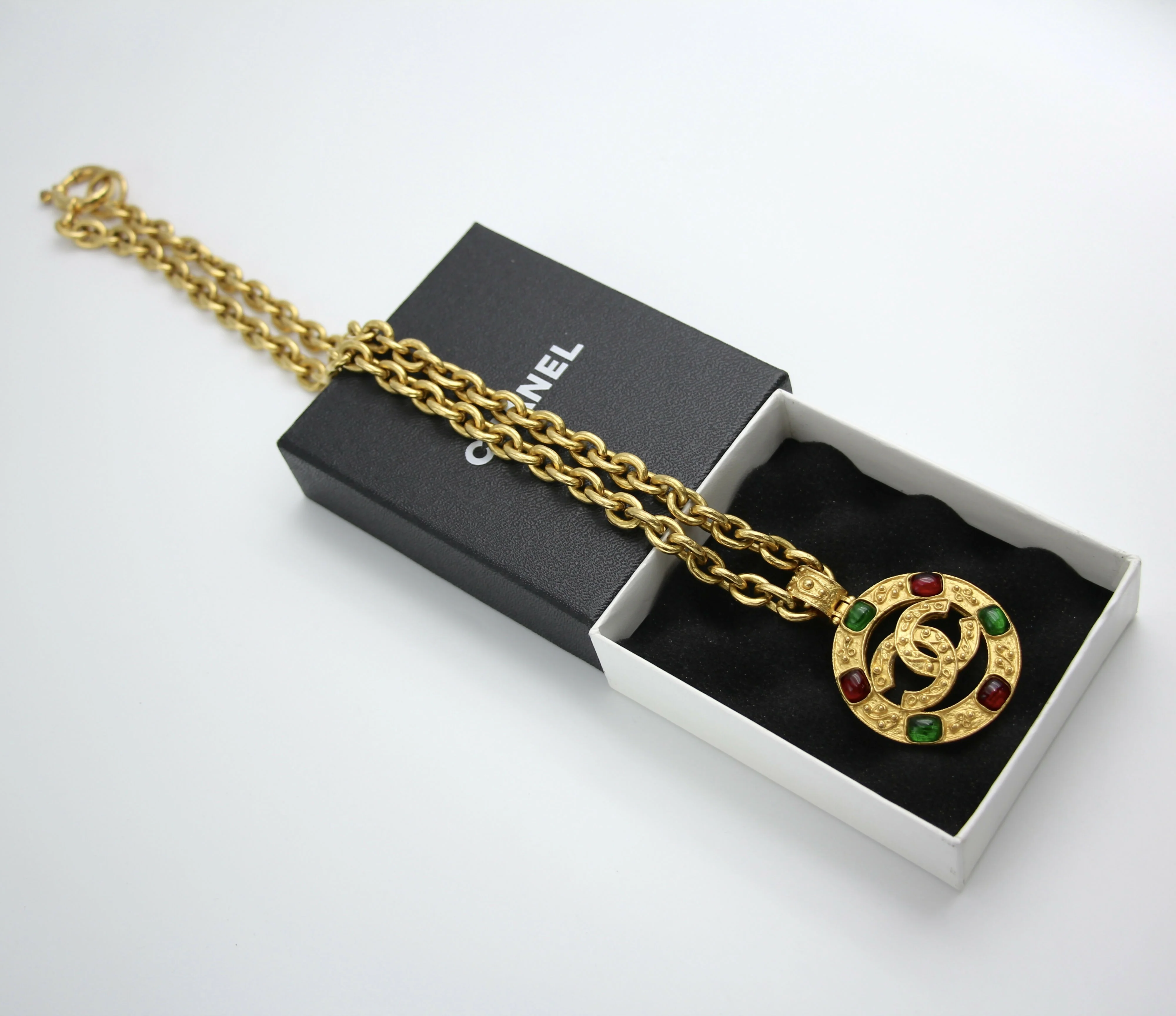 Chanel Vintage 94A Grapevine Gold Plated Medal Long Necklace - Image 7