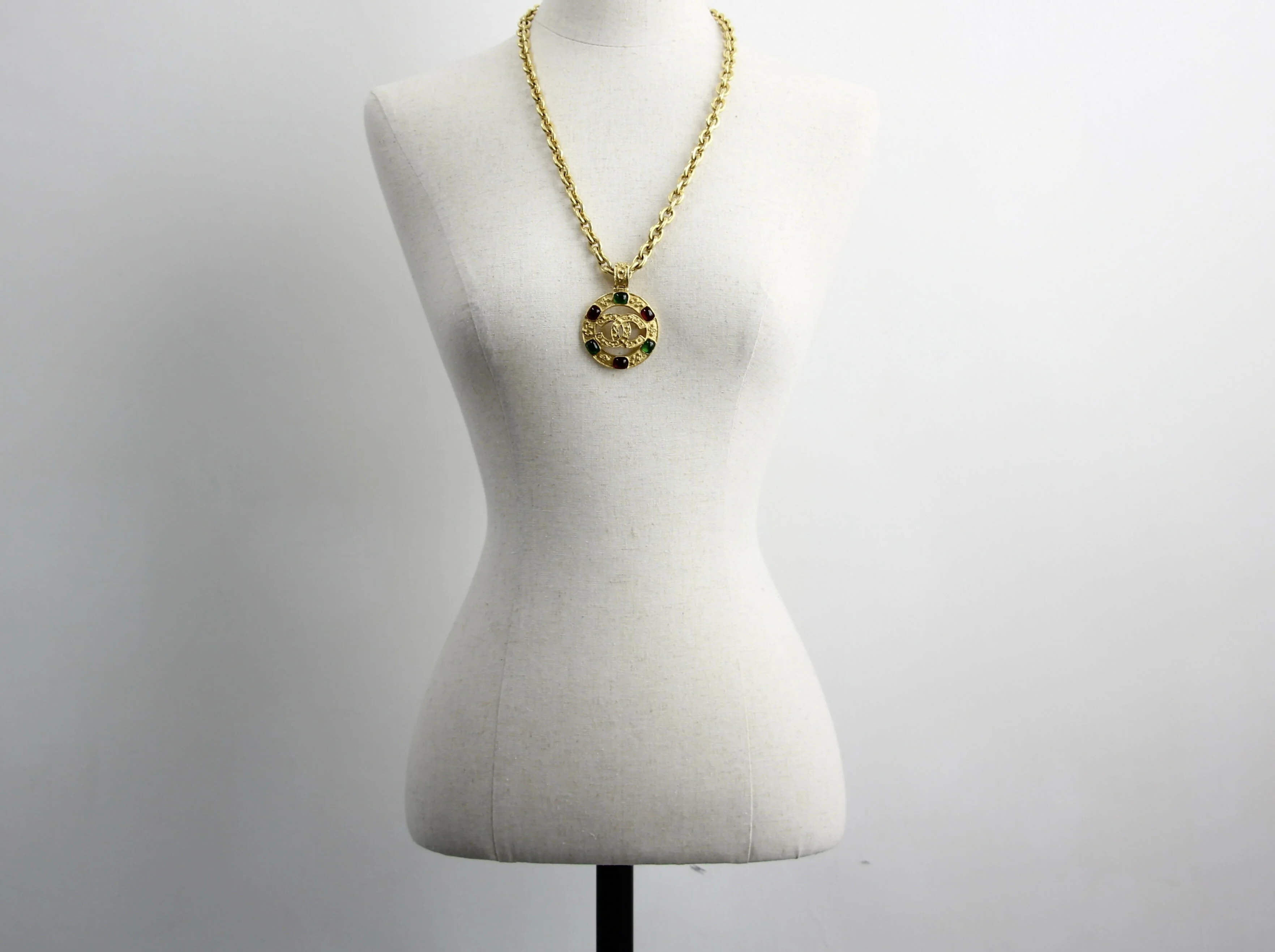 Chanel Vintage 94A Grapevine Gold Plated Medal Long Necklace - Image 8