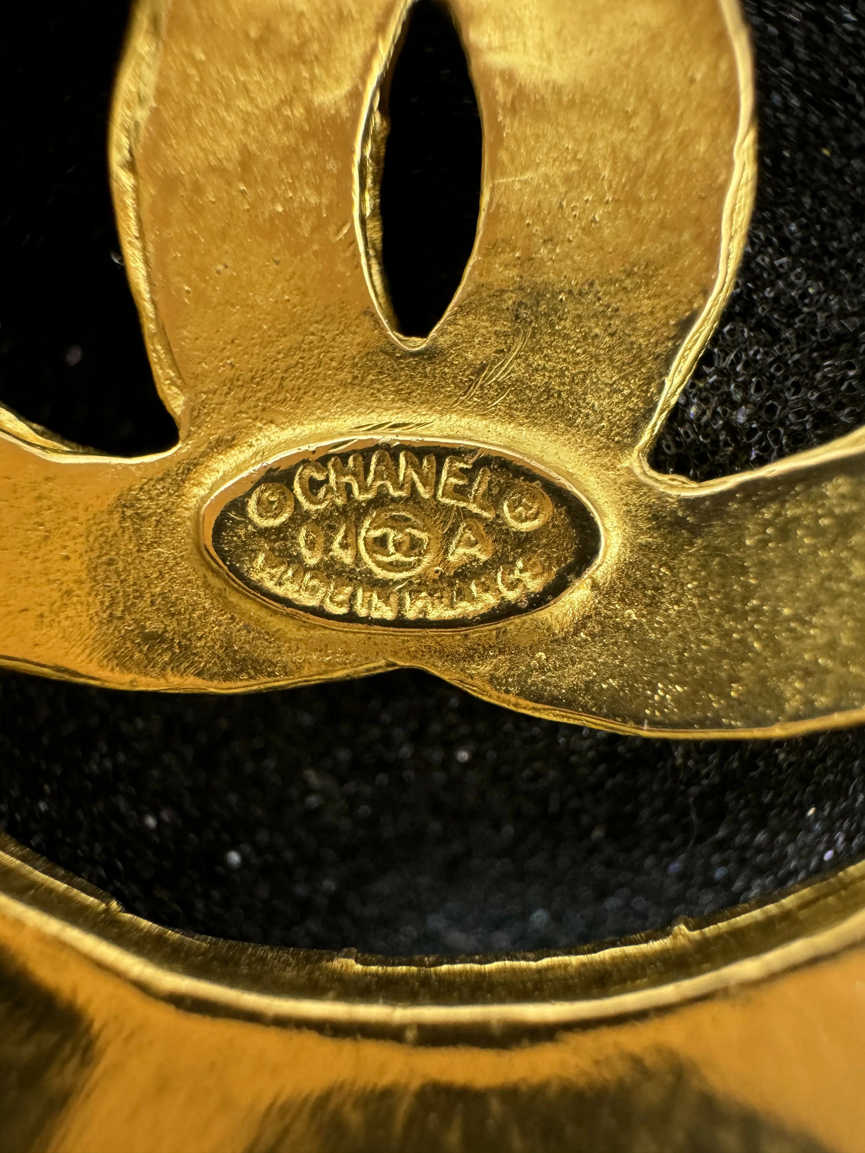 Chanel Vintage 94A Grapevine Gold Plated Medal Long Necklace - Image 9