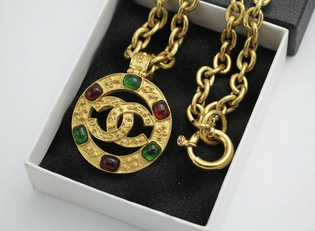 Chanel Vintage 94A Grapevine Gold Plated Medal Long Necklace - Image 4