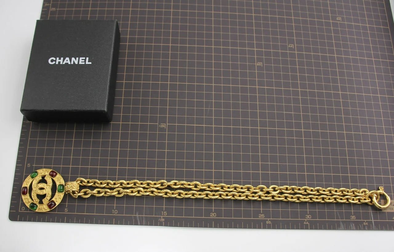 Chanel Vintage 94A Grapevine Gold Plated Medal Long Necklace - Image 9