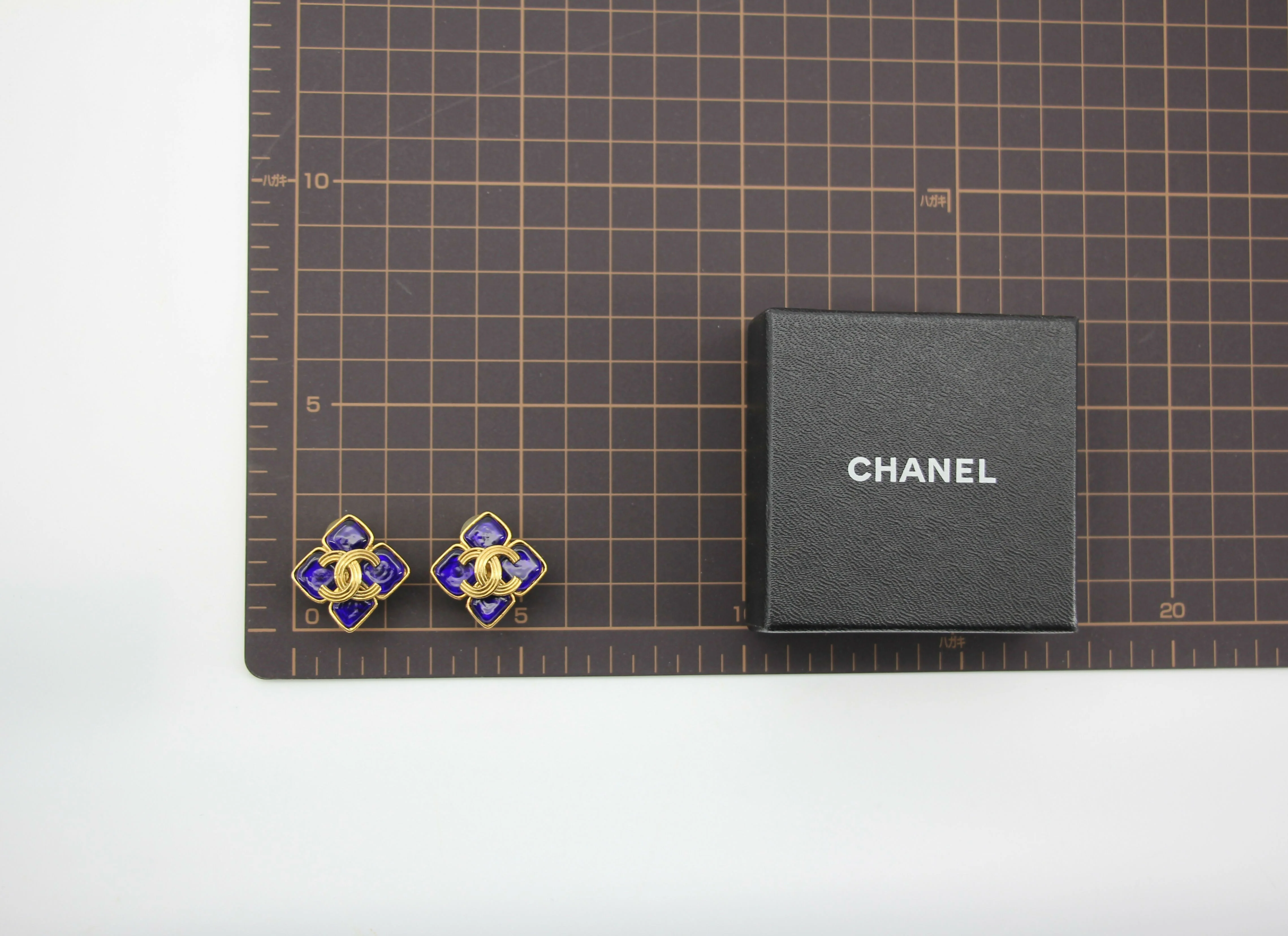 Chanel Vintage 94A Gripoix Gold-plated Rhombus Dark Blue Clip-on Earrings - Image 10