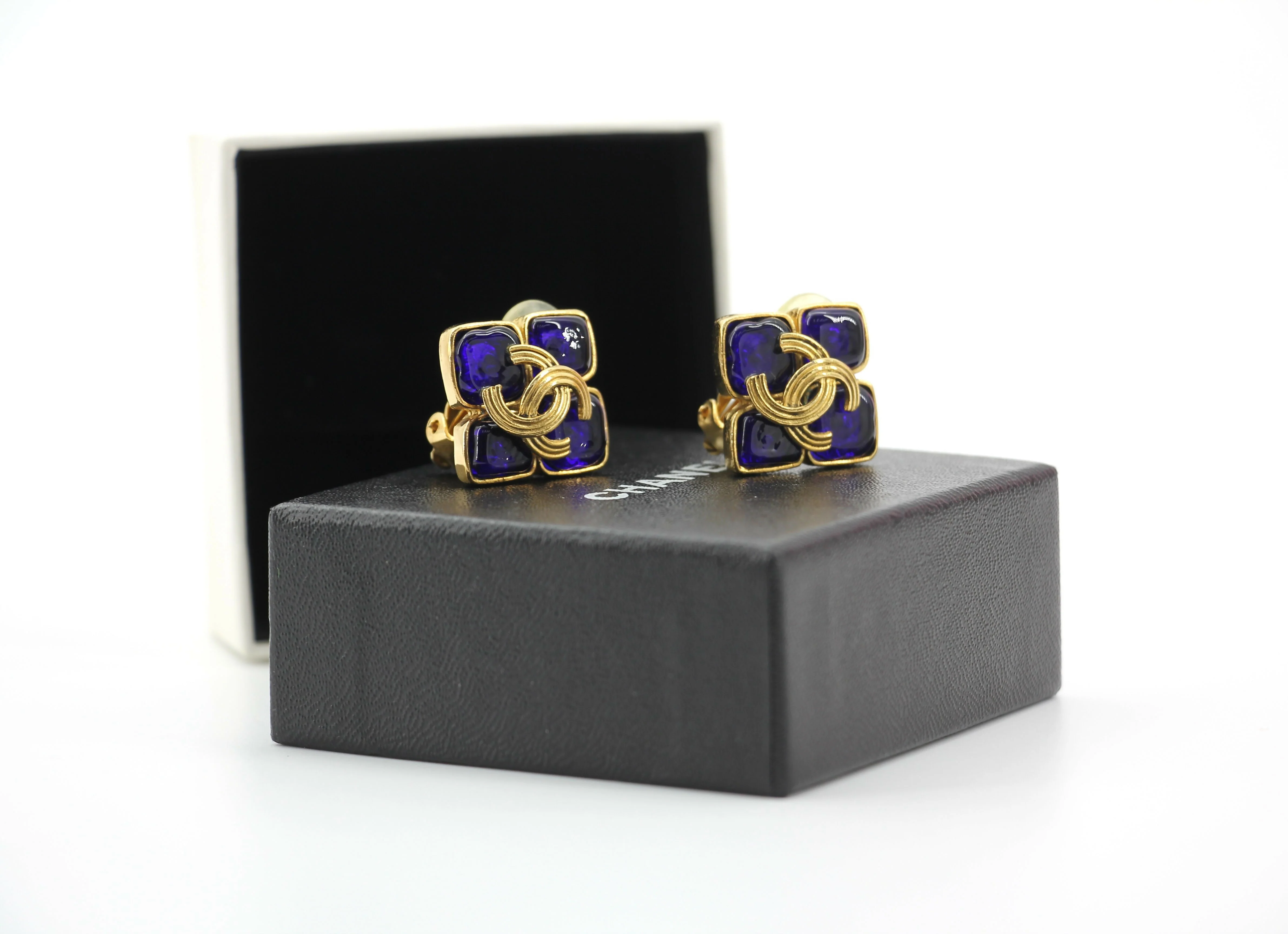 Chanel Vintage 94A Gripoix Gold-plated Rhombus Dark Blue Clip-on Earrings - Image 4