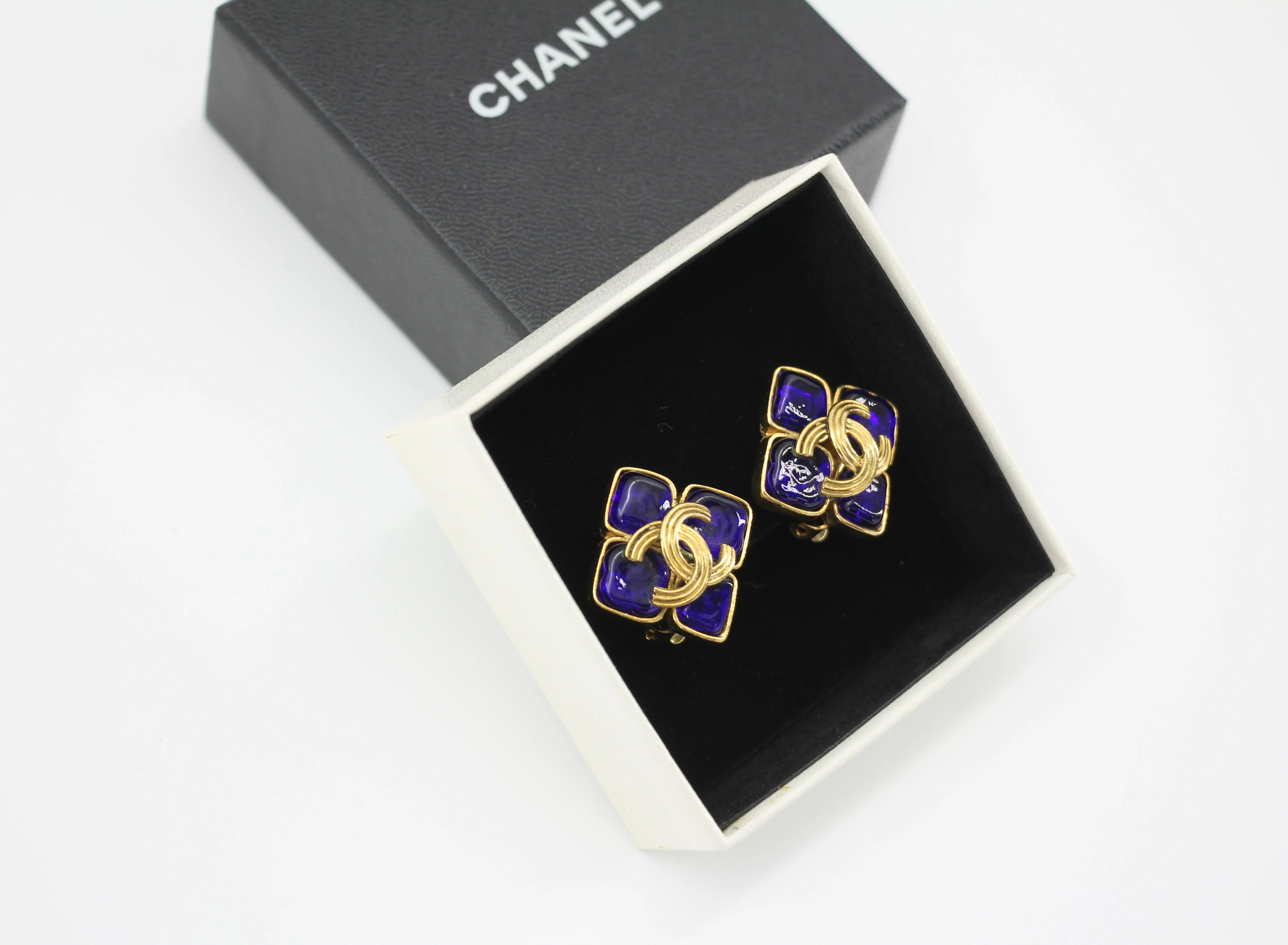 Chanel Vintage 94A Gripoix Gold-plated Rhombus Dark Blue Clip-on Earrings - Image 5