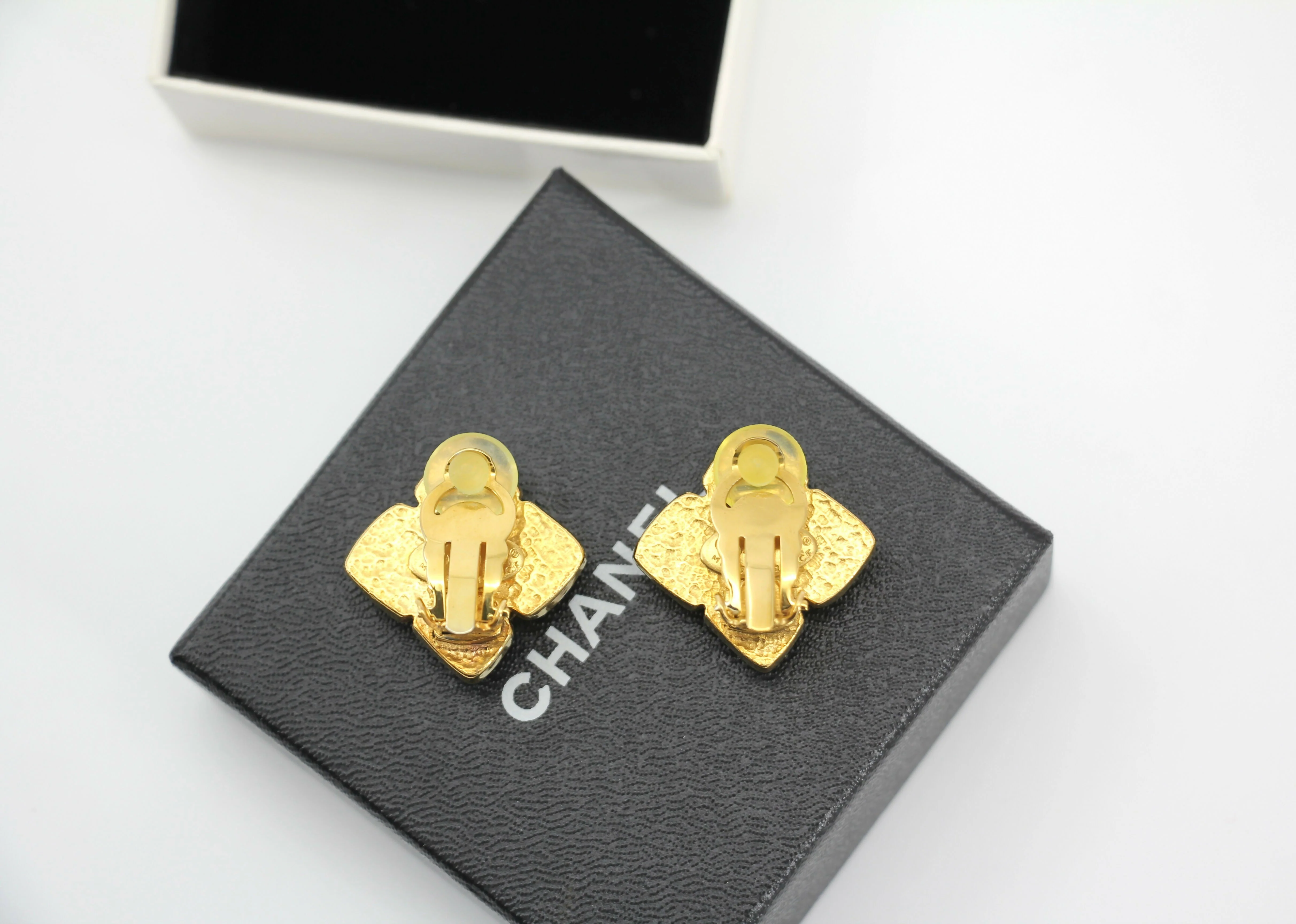 Chanel Vintage 94A Gripoix Gold-plated Rhombus Dark Blue Clip-on Earrings - Image 6