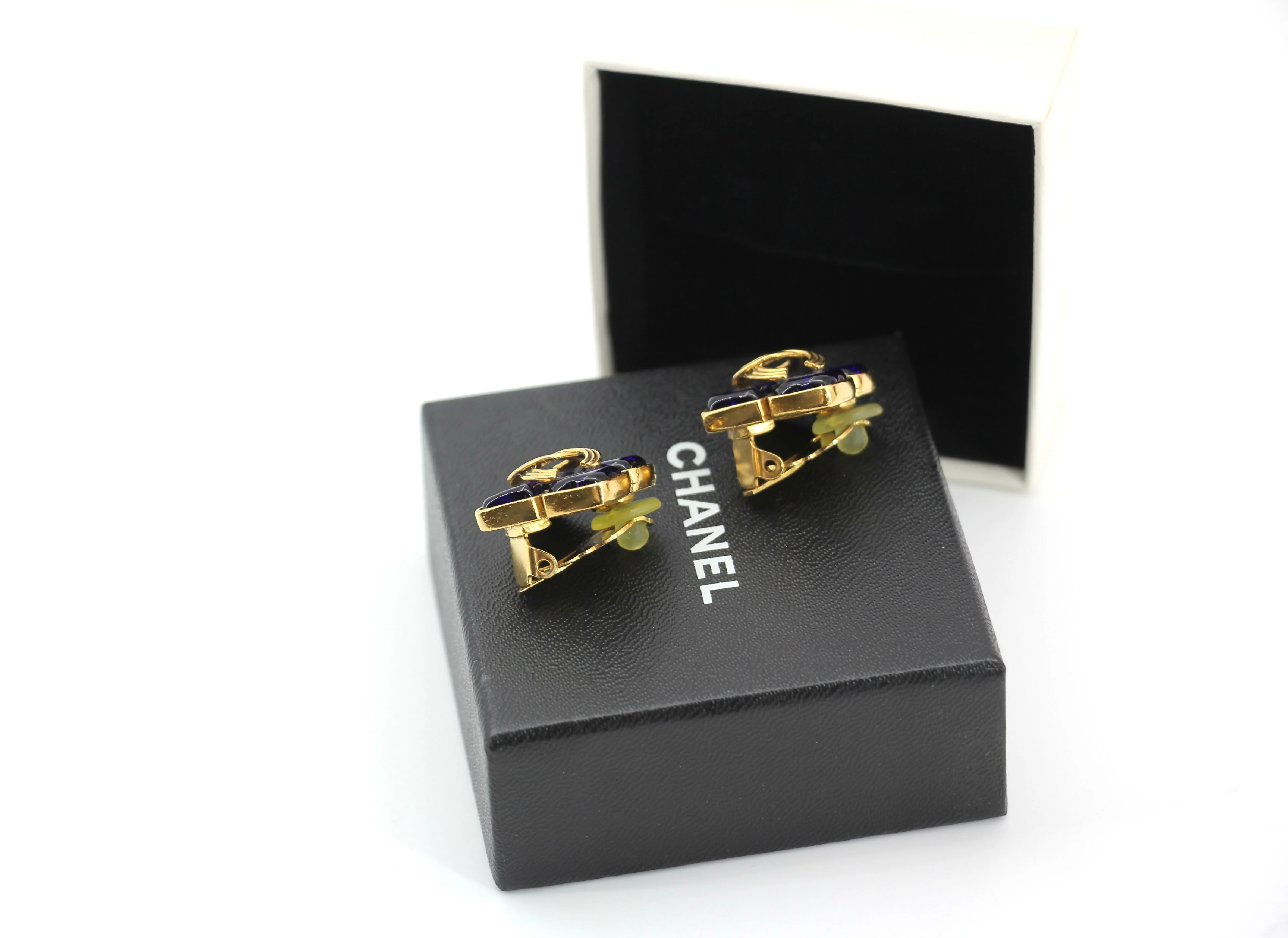 Chanel Vintage 94A Gripoix Gold-plated Rhombus Dark Blue Clip-on Earrings - Image 8