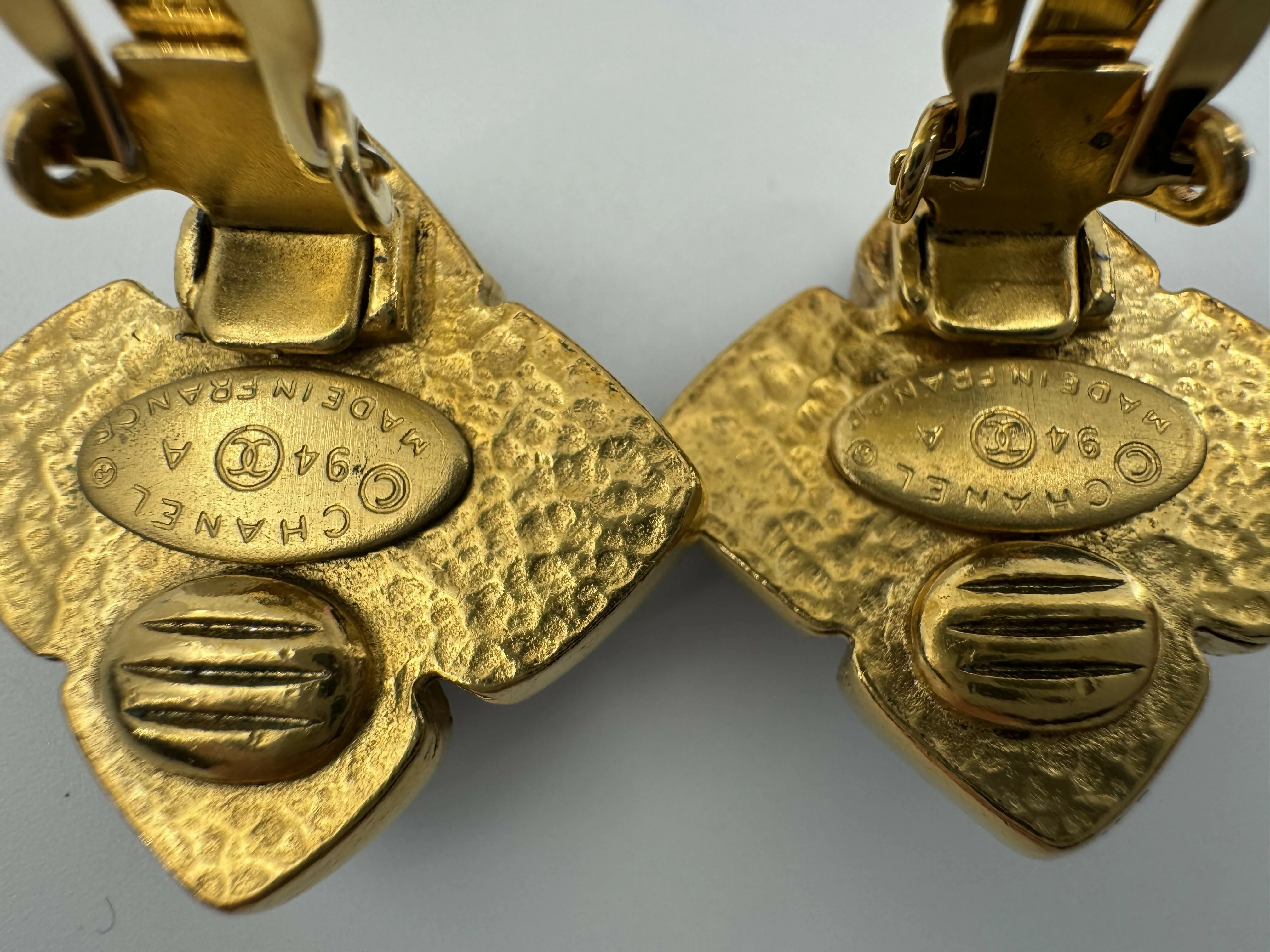 Chanel Vintage 94A Gripoix Gold-plated Rhombus Dark Blue Clip-on Earrings - Image 9