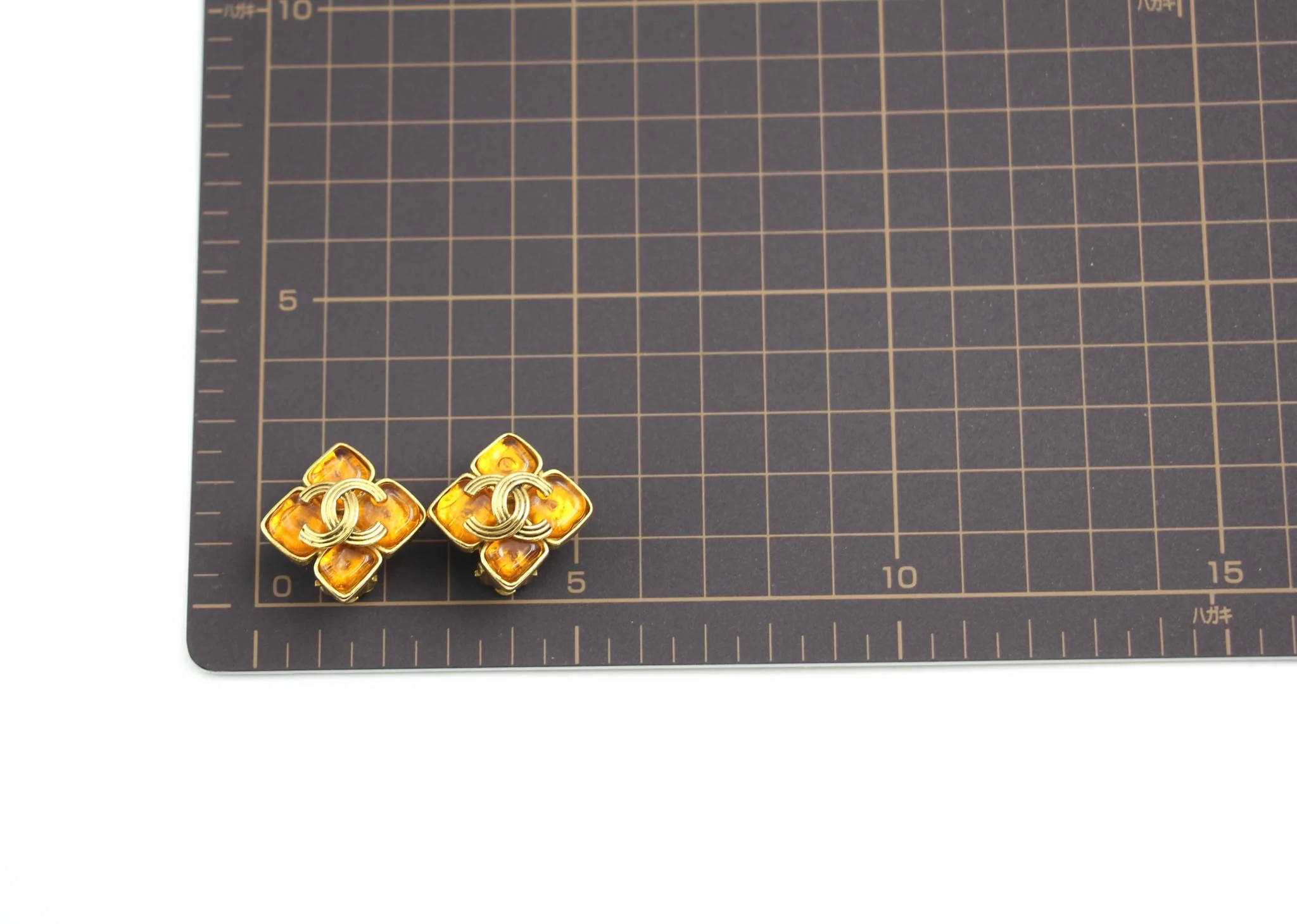 Chanel Vintage 94A Orange Glass Gold-Plated Rhombus Cc Earrings - Image 14