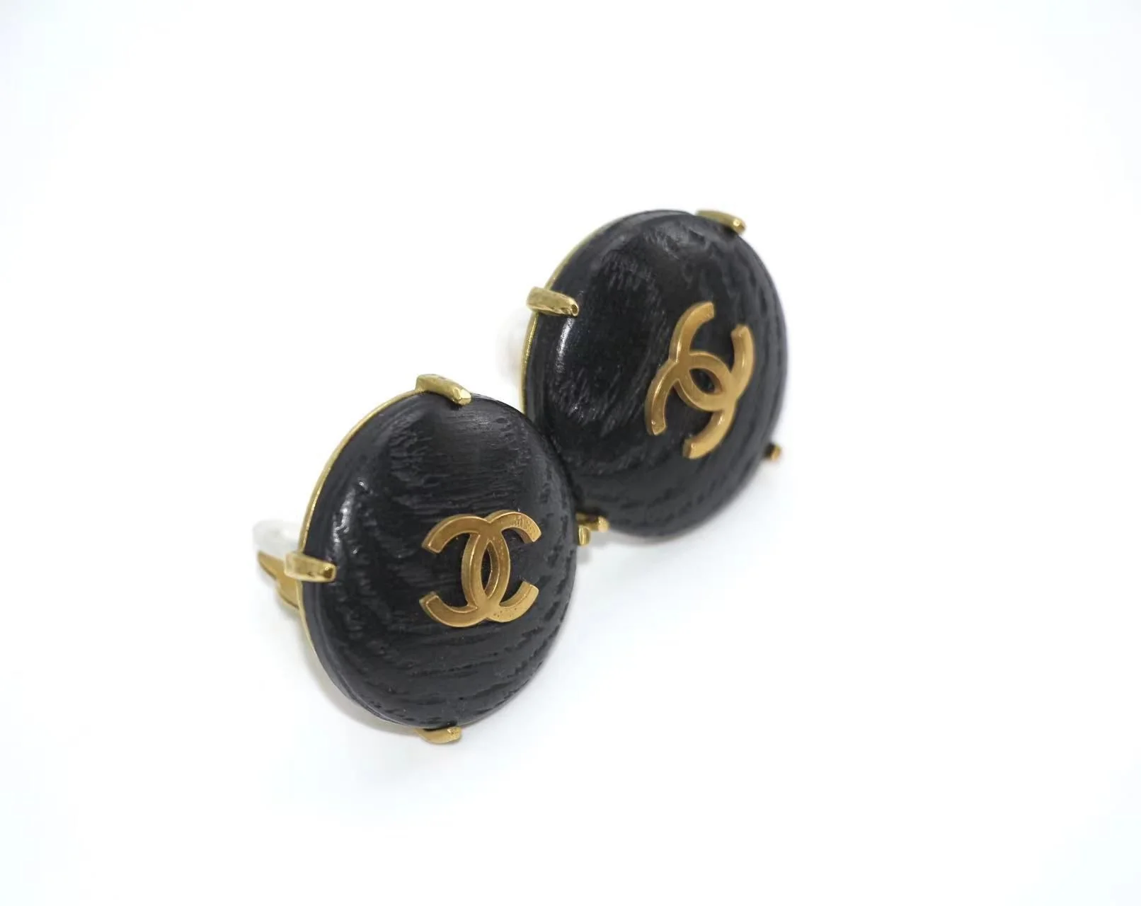 Chanel Vintage 94A Wood Black Clip-On Earrings - Image 3