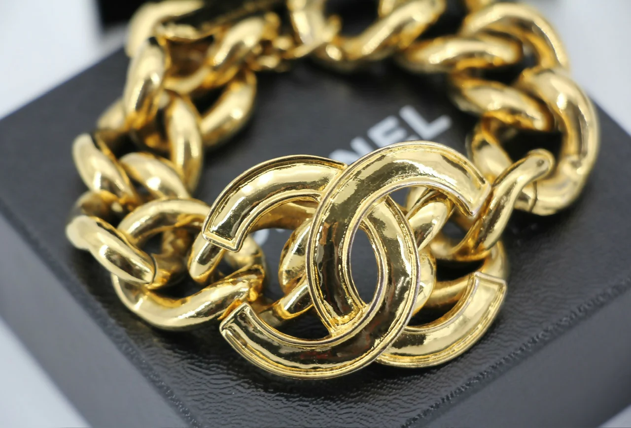 Chanel Vintage 94P Gold-plated CC Wave Rotating Lock Bracelet - Image 2