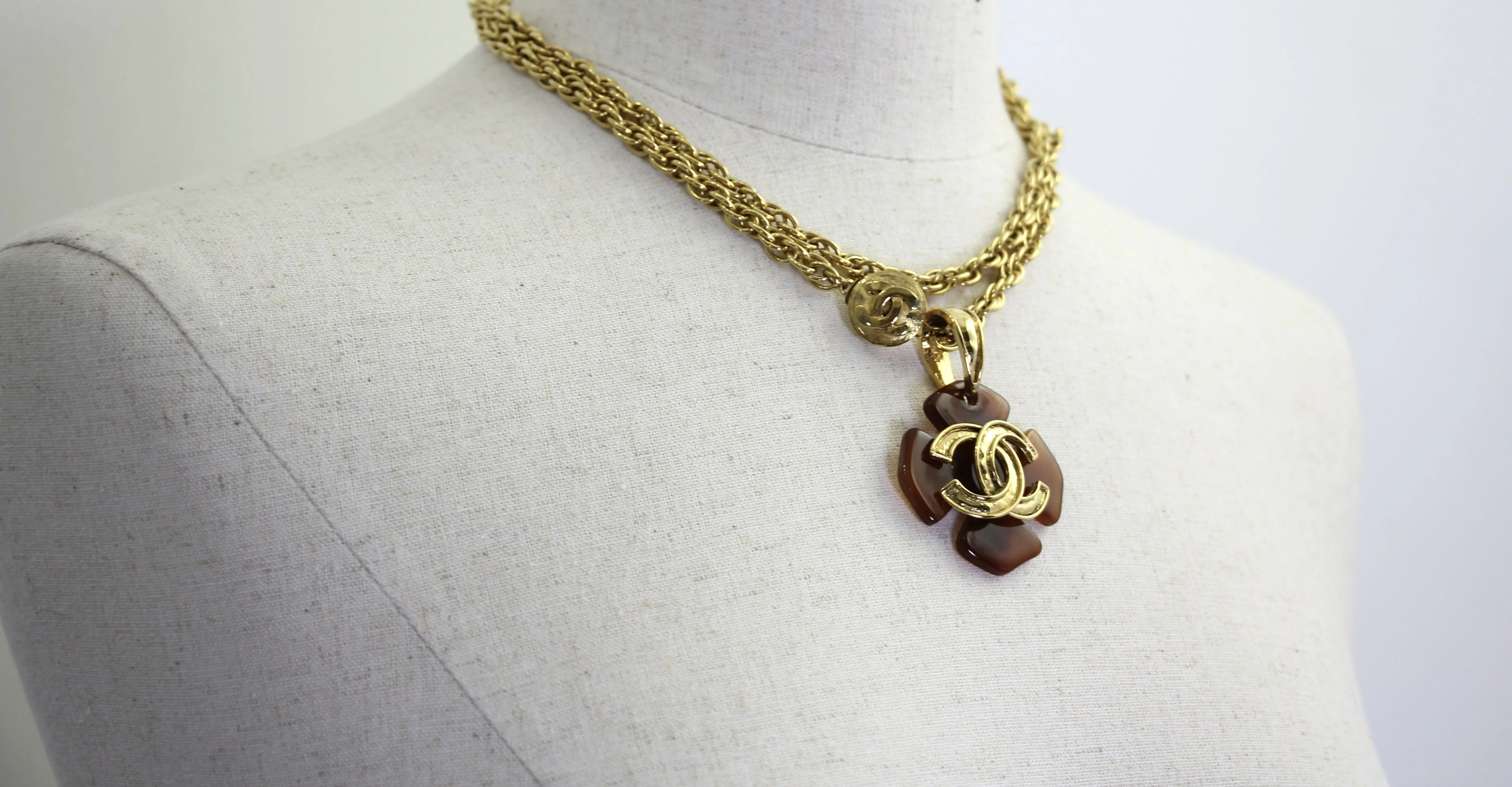 Chanel Vintage 94P Tortoiseshell & Gold-Plated Long/Layered Necklace - Image 2