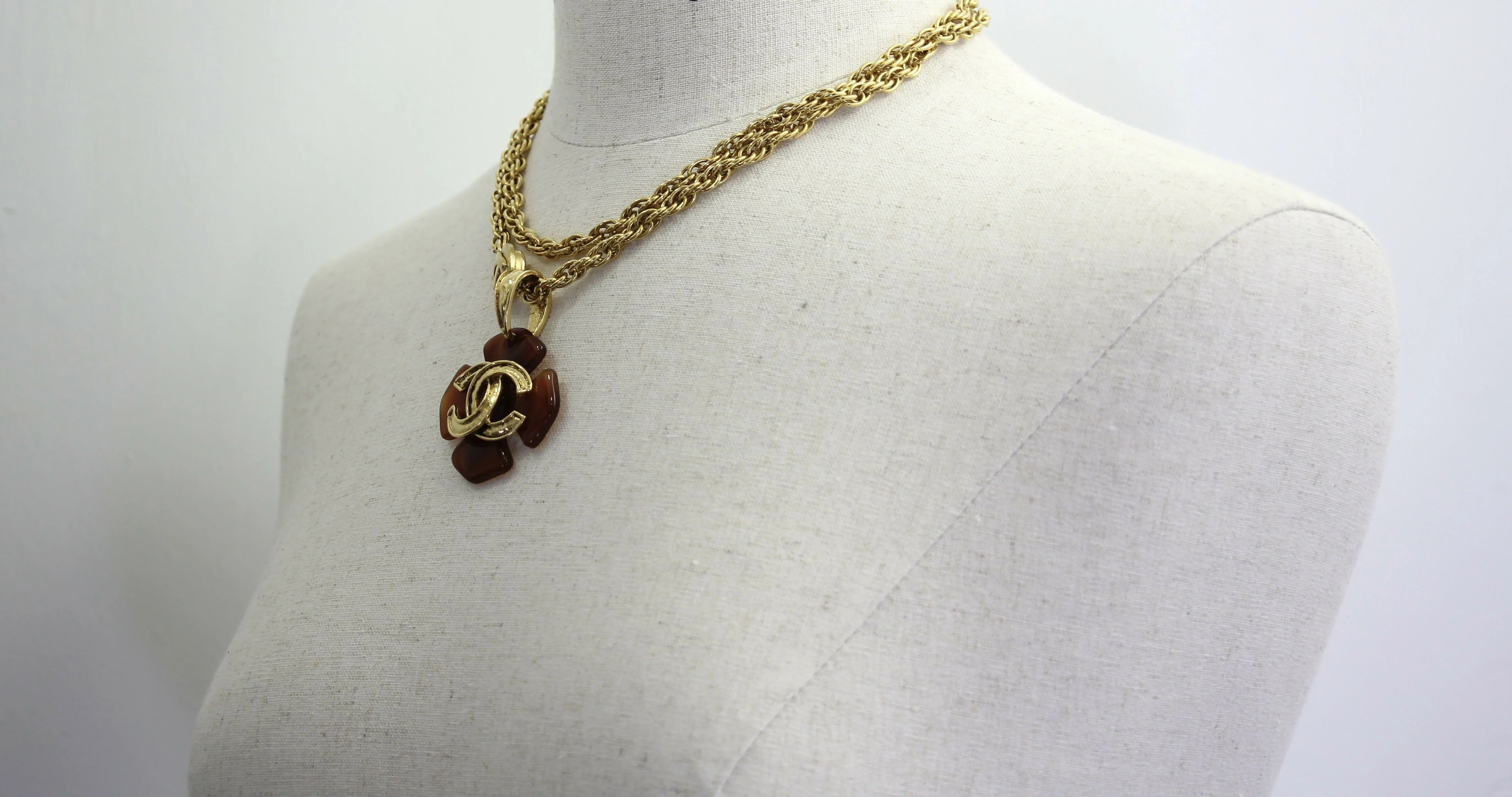 Chanel Vintage 94P Tortoiseshell & Gold-Plated Long/Layered Necklace - Image 3