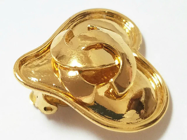 Chanel Vintage 95 Heart-Shaped Cc Logo Gold-Plated Ear Clips - Image 6