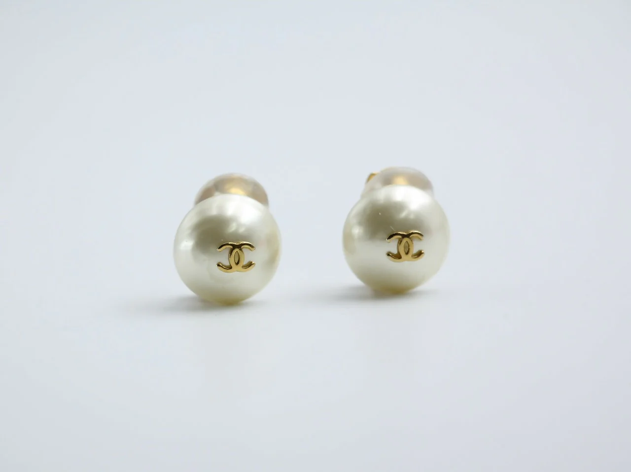 Chanel Vintage 95A Faux Pearl White Round Clip-on Earrings
