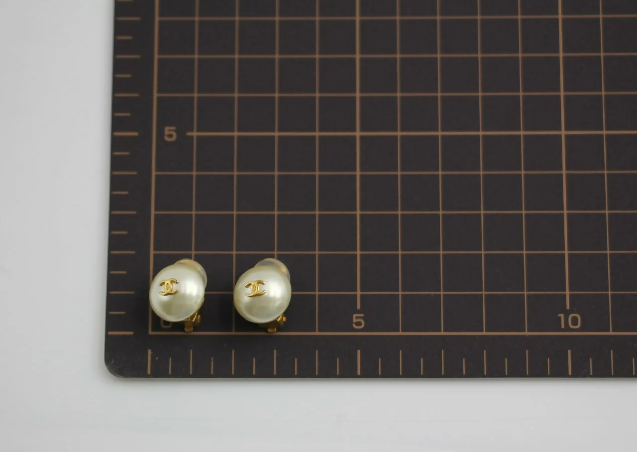 Chanel Vintage 95A Faux Pearl White Round Clip-on Earrings - Image 10