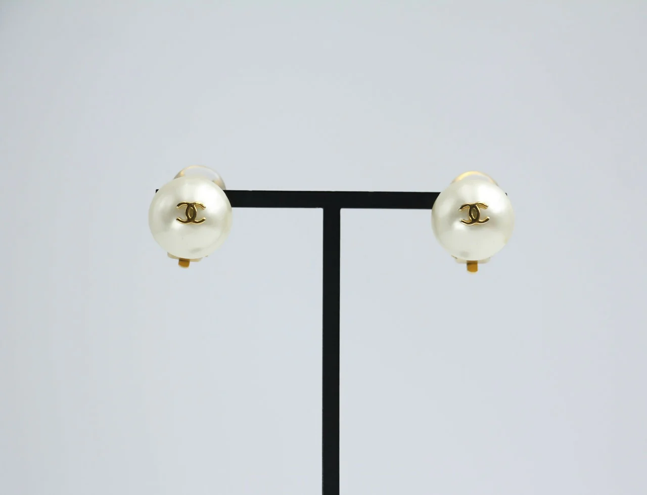 Chanel Vintage 95A Faux Pearl White Round Clip-on Earrings - Image 2
