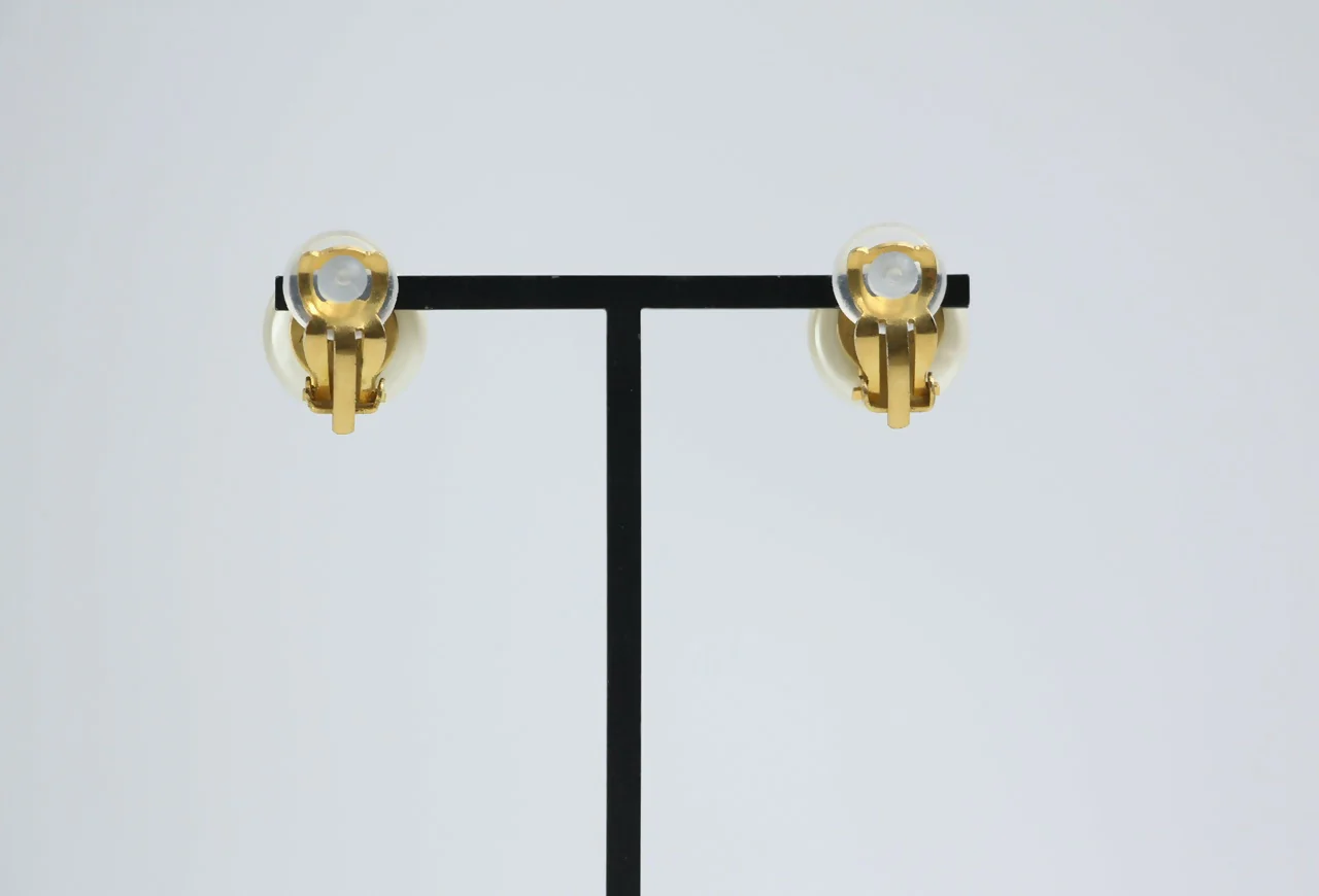 Chanel Vintage 95A Faux Pearl White Round Clip-on Earrings - Image 3