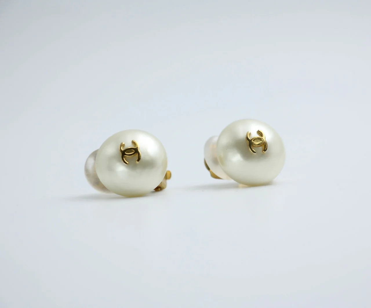 Chanel Vintage 95A Faux Pearl White Round Clip-on Earrings - Image 4