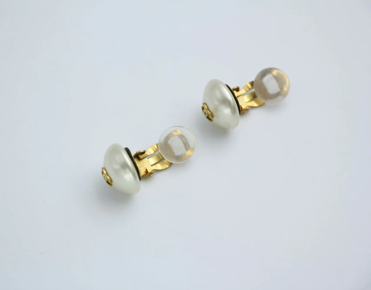 Chanel Vintage 95A Faux Pearl White Round Clip-on Earrings - Image 5