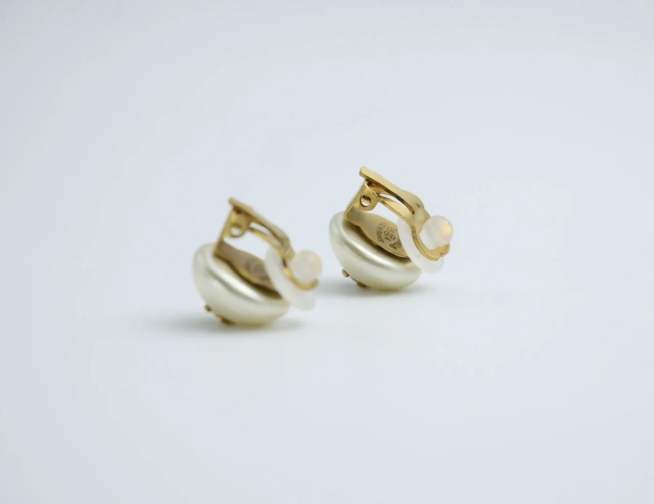 Chanel Vintage 95A Faux Pearl White Round Clip-on Earrings - Image 6
