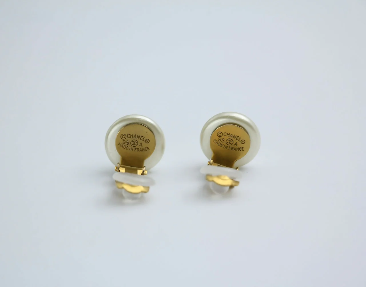Chanel Vintage 95A Faux Pearl White Round Clip-on Earrings - Image 7