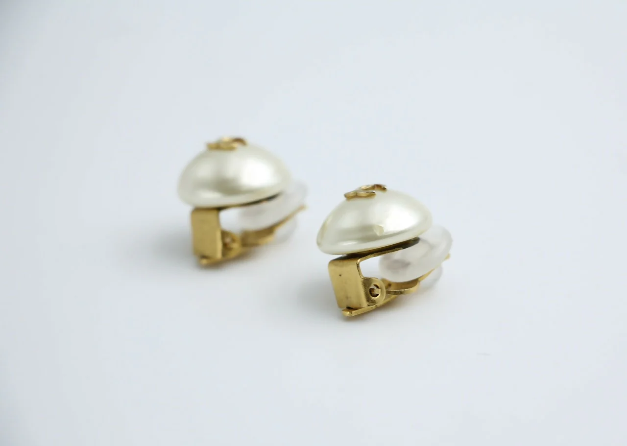 Chanel Vintage 95A Faux Pearl White Round Clip-on Earrings - Image 8