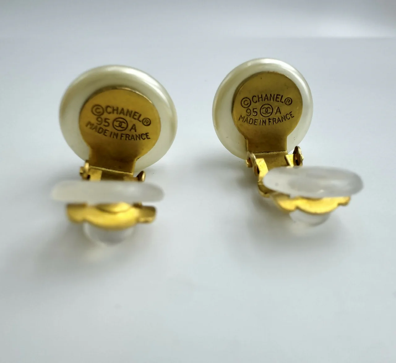 Chanel Vintage 95A Faux Pearl White Round Clip-on Earrings - Image 9