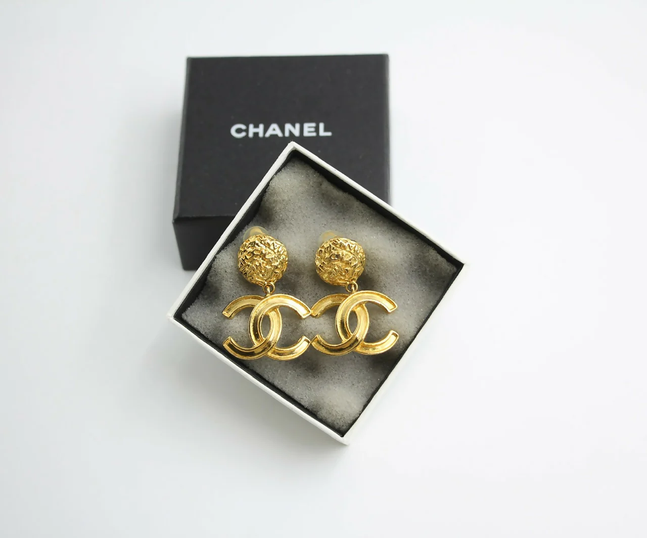 Chanel Vintage 95A Gold-plated Carved Dangle Clip-on Earrings - Image 3