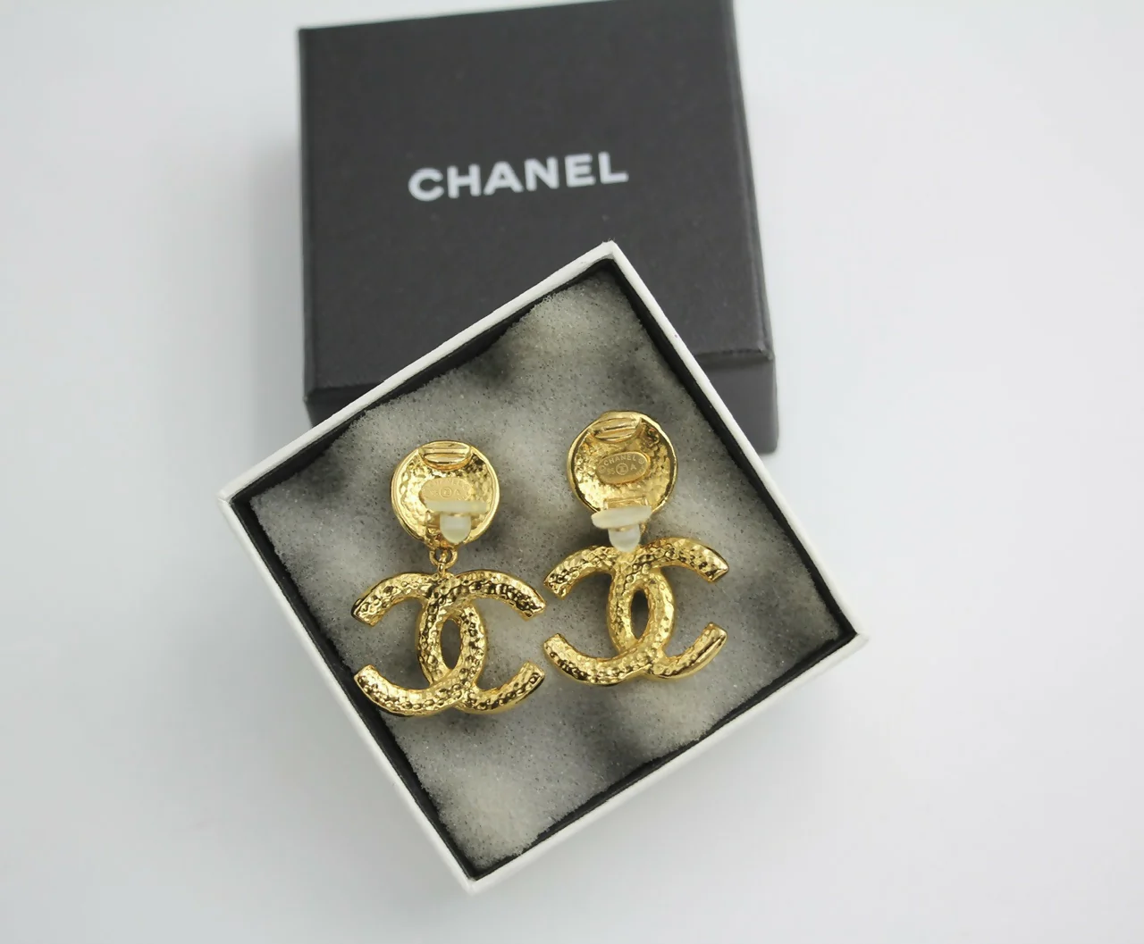 Chanel Vintage 95A Gold-plated Carved Dangle Clip-on Earrings - Image 4