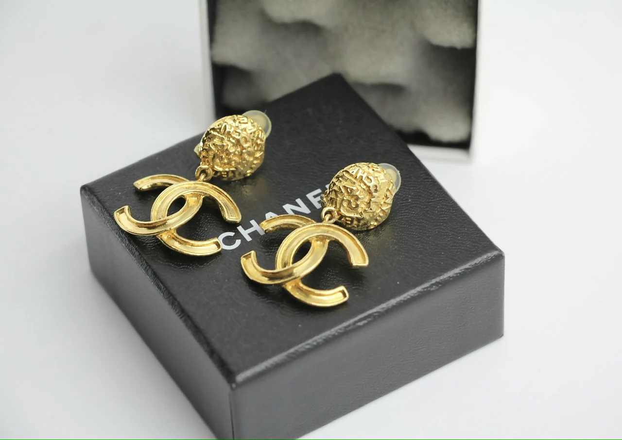Chanel Vintage 95A Gold-plated Carved Dangle Clip-on Earrings - Image 5