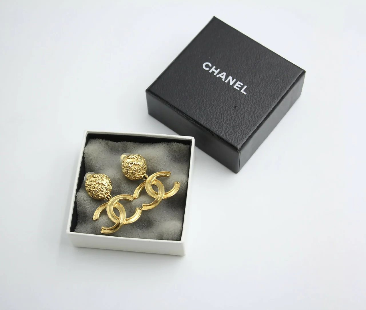 Chanel Vintage 95A Gold-plated Carved Dangle Clip-on Earrings - Image 7
