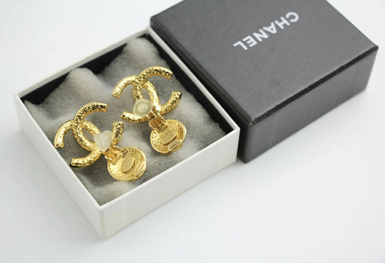 Chanel Vintage 95A Gold-plated Carved Dangle Clip-on Earrings - Image 9