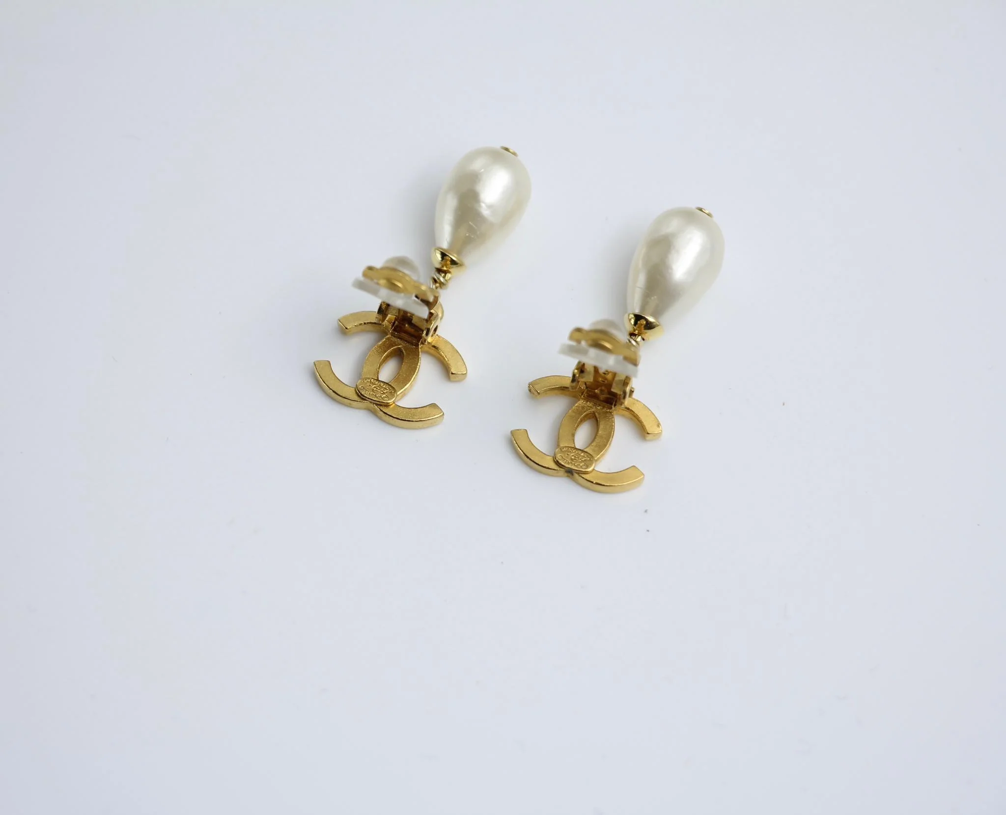 Chanel Vintage 95A Gold Plated Pearl Drop Earrings - Image 10