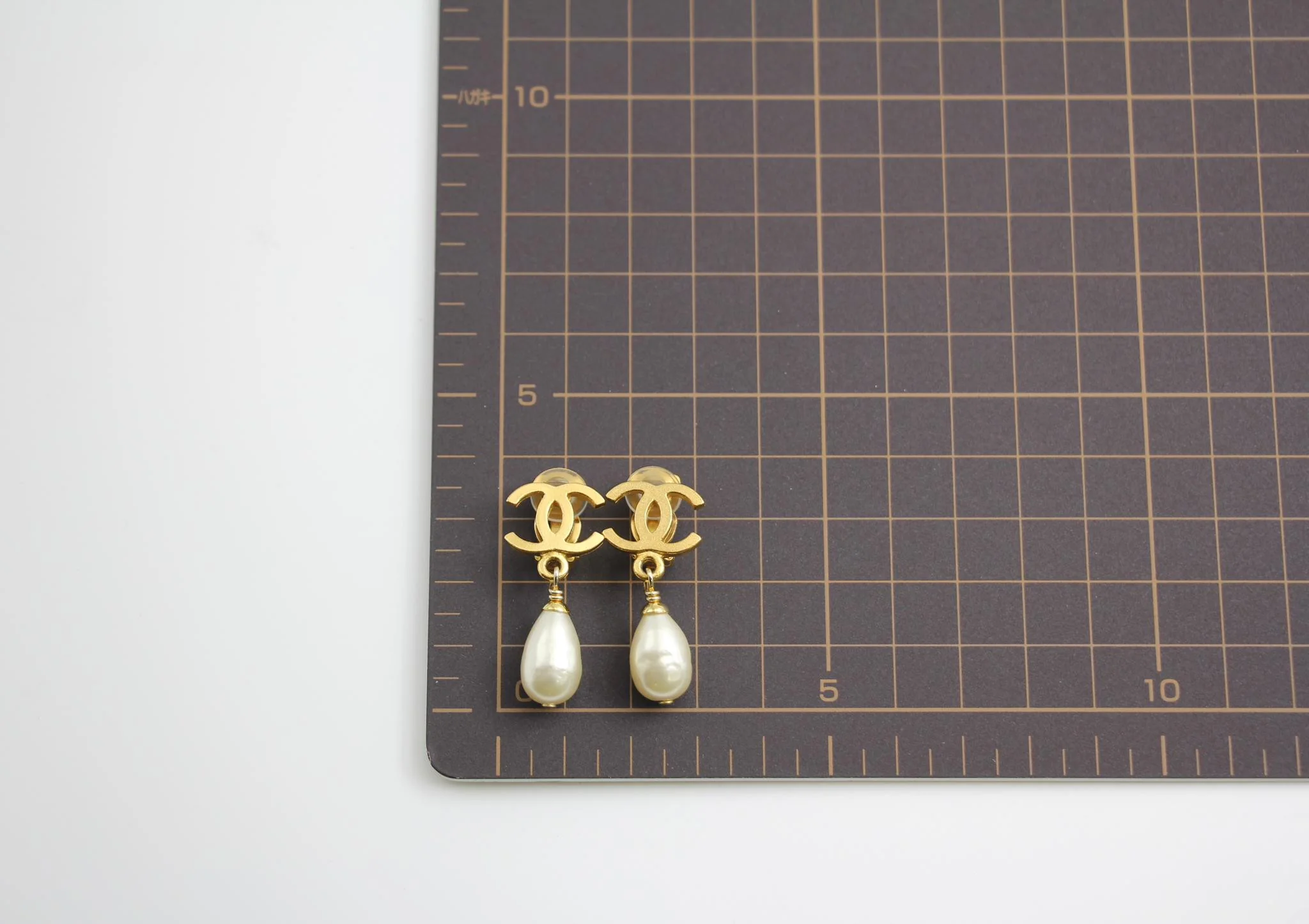 Chanel Vintage 95A Gold Plated Pearl Drop Earrings - Image 12