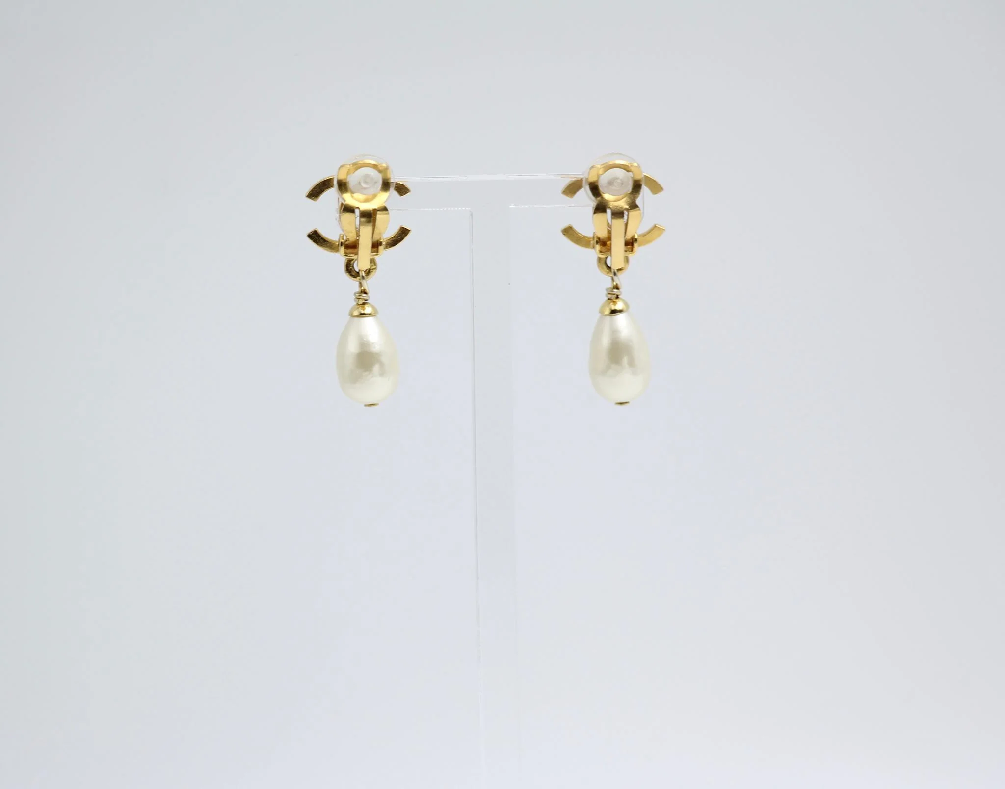 Chanel Vintage 95A Gold Plated Pearl Drop Earrings - Image 2